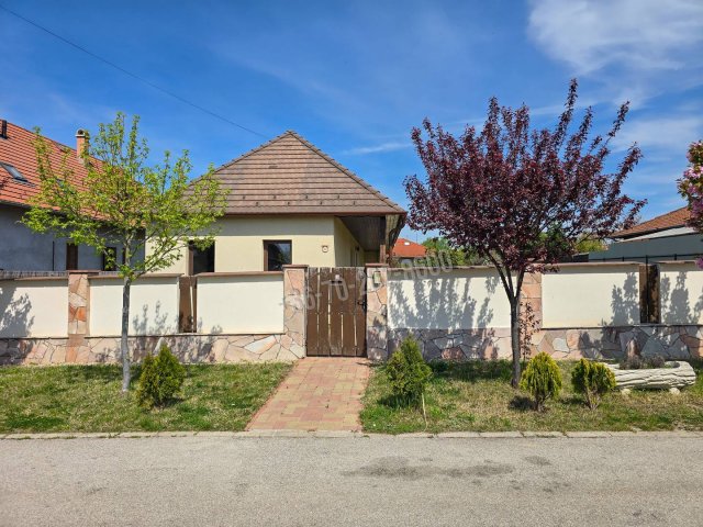 Eladó családi ház, Nagytarcsán 125 M Ft, 2 szobás