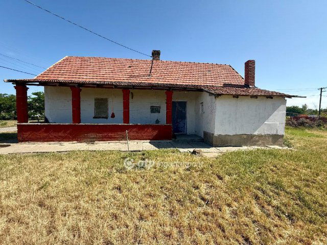 Eladó családi ház, Jászladányon 4 M Ft, 1+1 szobás