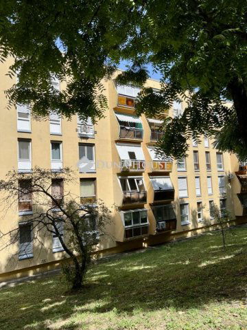 Eladó panellakás, Pécsett, Csikor Kálmán utcában 40.9 M Ft