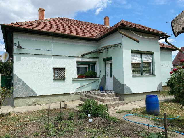 Eladó családi ház, Kunmadarason 13 M Ft, 4 szobás