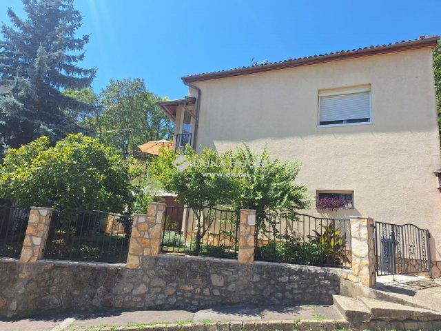 Eladó családi ház, Pécsett 125 M Ft, 3 szobás
