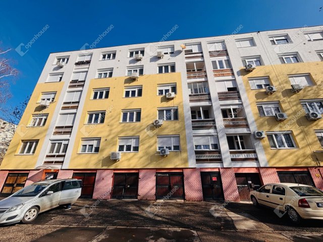 Eladó panellakás, Szegeden 59.9 M Ft, 4 szobás