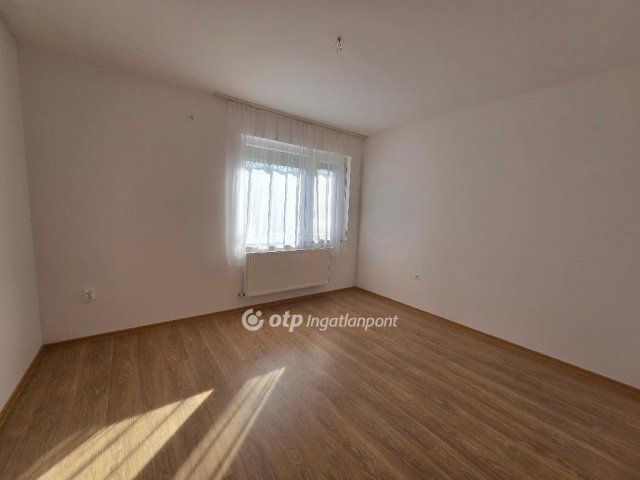 Eladó téglalakás, Szentesen 30 M Ft, 1 szobás