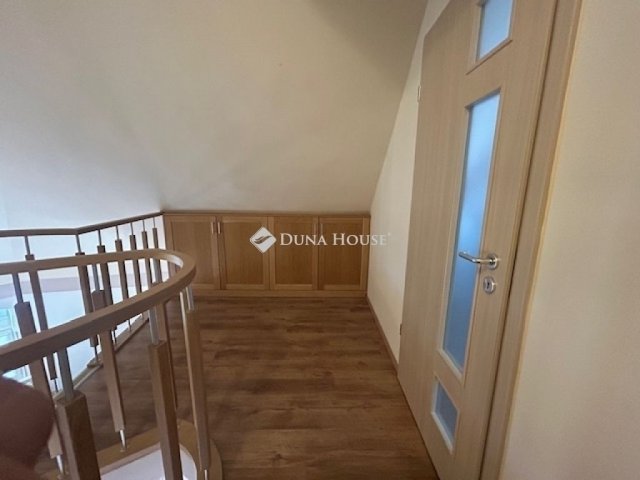 Eladó téglalakás, Pécsett 109.9 M Ft, 4 szobás