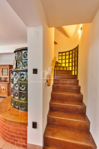 Eladó családi ház, Balatonalmádiban 185 M Ft, 8 szobás