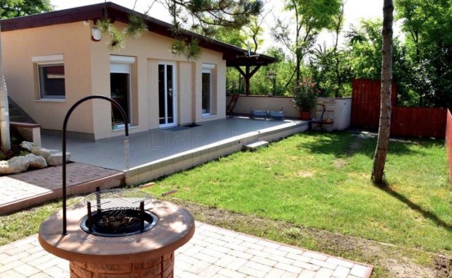 Eladó nyaraló, Balatonkenesén 90 M Ft, 3 szobás