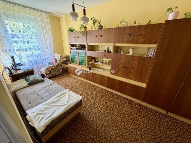Eladó panellakás, Pécsett 49.99 M Ft, 3 szobás