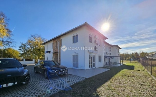 Eladó ikerház, Gödön 119.9 M Ft, 6 szobás