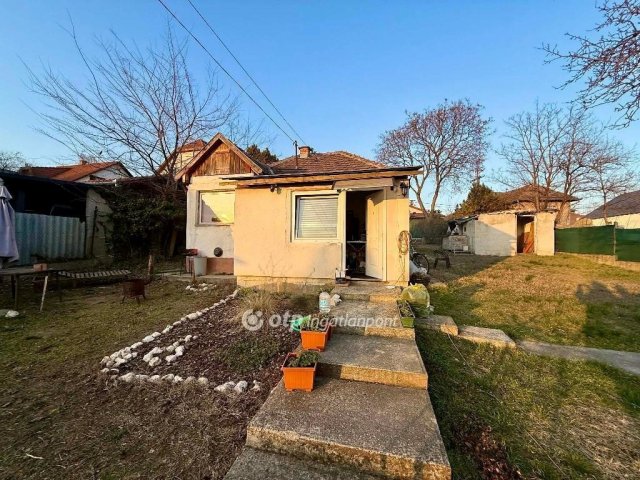 Eladó családi ház, Dunaharasztin 56.9 M Ft, 1 szobás