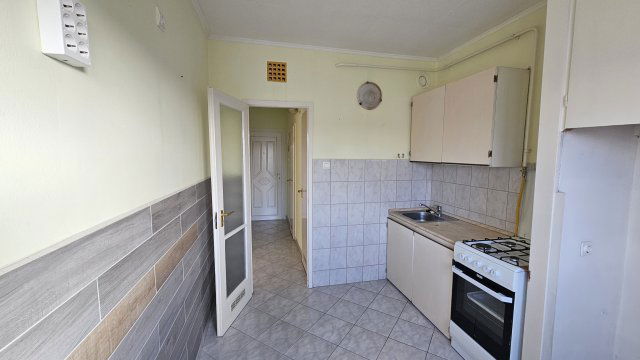 Eladó panellakás, Szolnokon 24 M Ft, 1 szobás