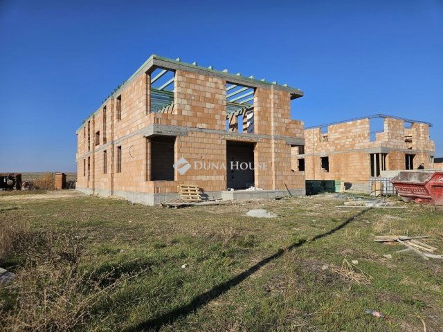 Eladó téglalakás, Mendén 79.9 M Ft, 4 szobás