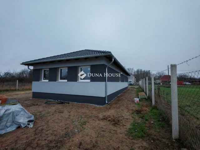 Eladó ikerház, Pilisen 36.5 M Ft, 2 szobás / költözzbe.hu