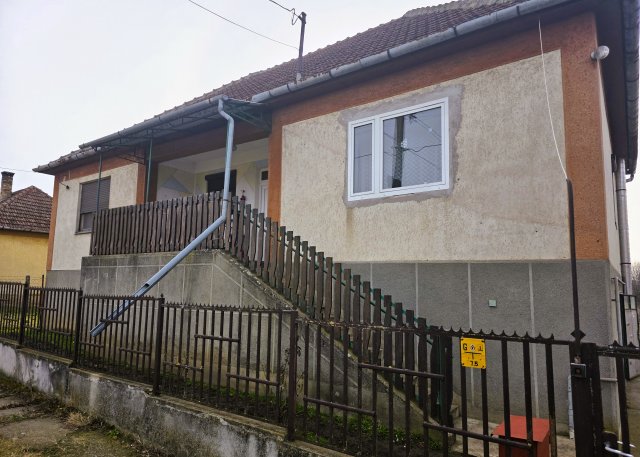 Eladó családi ház, Tiszaeszláron 21.9 M Ft, 3 szobás