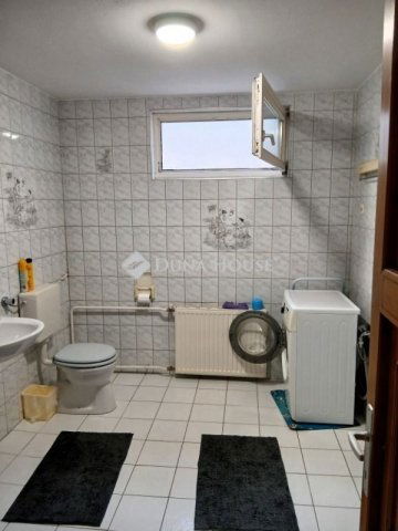 Eladó családi ház, Esztergomban 217.385 M Ft, 8 szobás