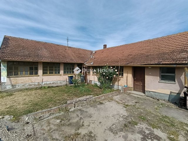 Eladó családi ház, Kunszentmiklóson 16 M Ft, 2 szobás