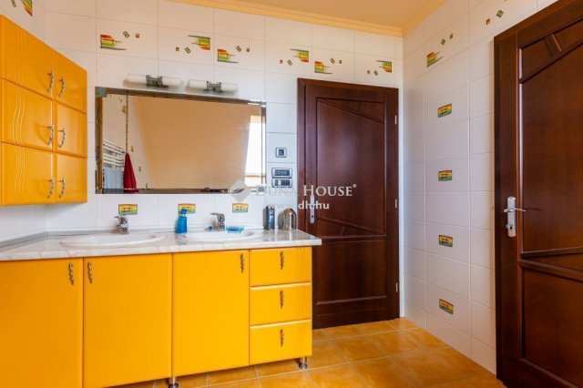 Eladó családi ház, Kistarcsán 329 M Ft, 5 szobás