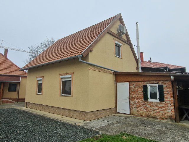 Eladó téglalakás, Sárváron 55 M Ft, 3 szobás