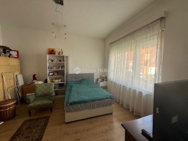 Eladó családi ház, Pécsett 129 M Ft, 5 szobás