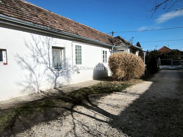 Eladó családi ház, Koroncón 44.9 M Ft, 3 szobás