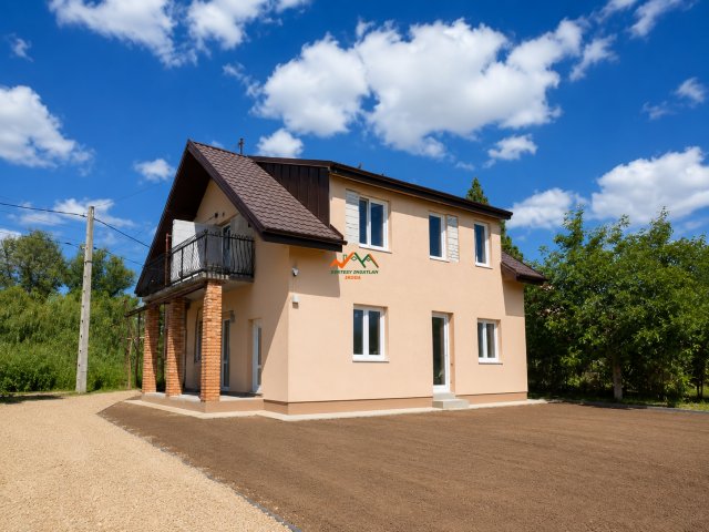 Eladó ikerház, Kiskunlacházán 52 M Ft, 4 szobás