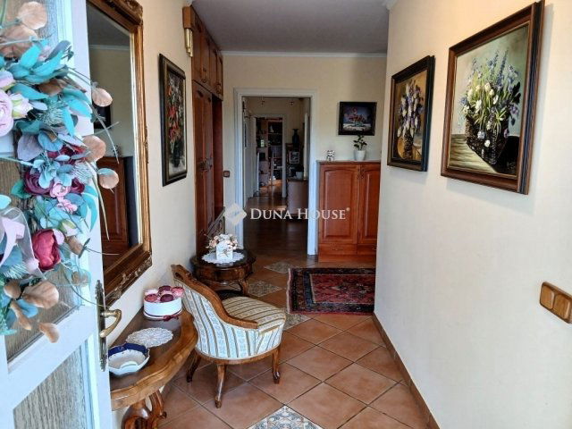 Eladó családi ház, Esztergomban 217.385 M Ft, 8 szobás