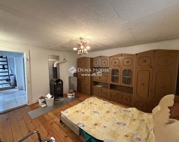 Eladó nyaraló, Pócsmegyeren 36.5 M Ft, 2 szobás