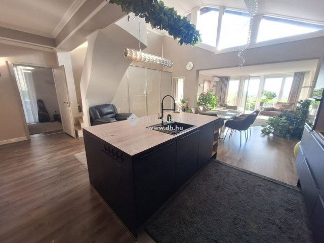 Eladó családi ház, Szadán 265 M Ft, 6 szobás