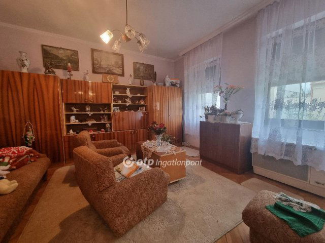 Eladó családi ház, Pápán 39.99 M Ft, 3 szobás