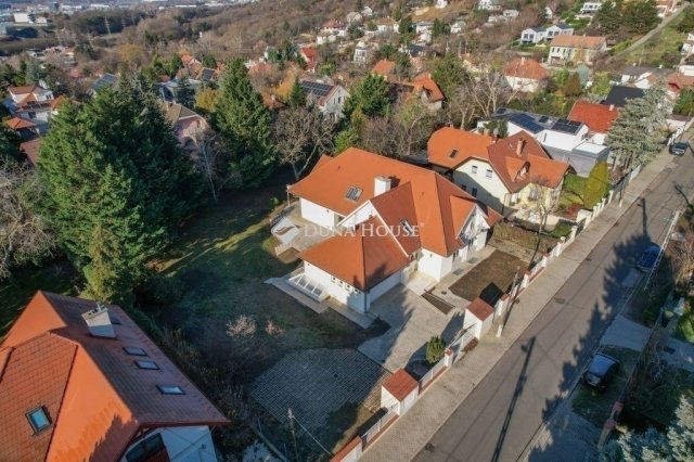 Eladó családi ház, Budaörsön 420 M Ft, 10 szobás