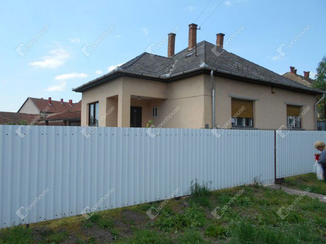 Eladó családi ház, Jászapátiban 15 M Ft, 3 szobás