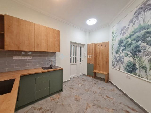 Eladó téglalakás, Budapesten, VII. kerületben 56.9 M Ft