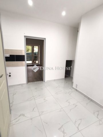 Eladó téglalakás, Esztergomban 23.9 M Ft, 1 szobás