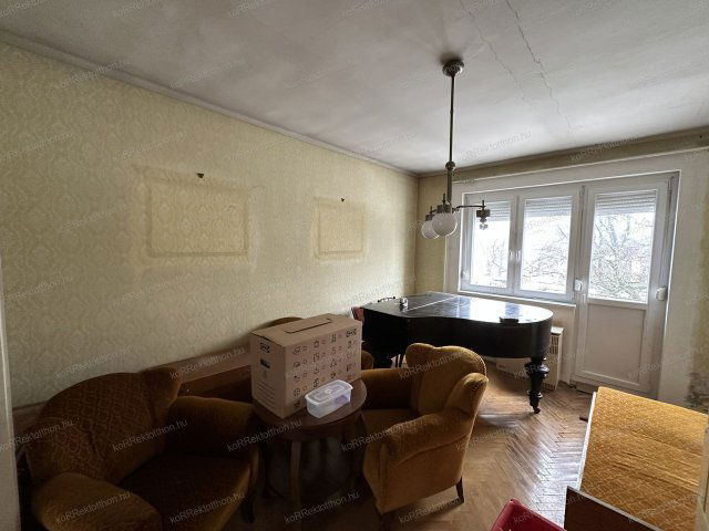 Eladó téglalakás, Jászberényben 27 M Ft, 2 szobás