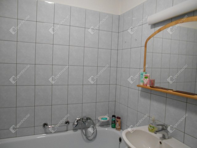 Eladó téglalakás, Hévízen 55 M Ft, 3 szobás