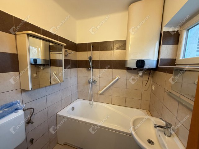 Eladó családi ház, Sárváron 42.9 M Ft, 2 szobás