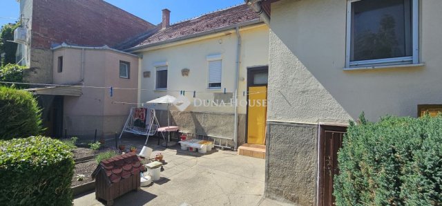 Eladó családi ház, Pécsett, Endre utcában 49.99 M Ft, 3 szobás