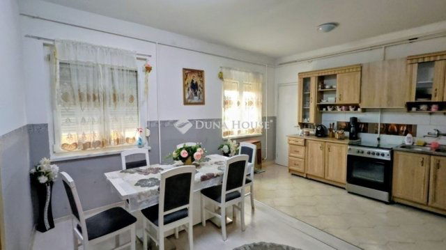 Eladó téglalakás, Kecskeméten 65.9 M Ft, 4 szobás