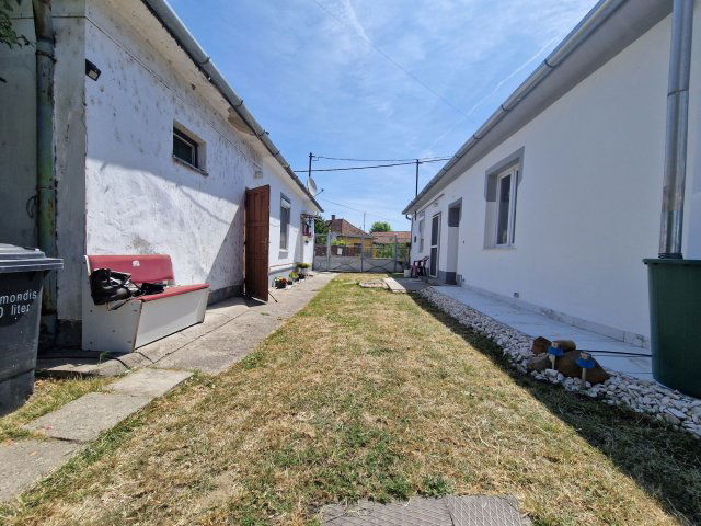 Eladó téglalakás, Szolnokon 25 M Ft, 1 szobás