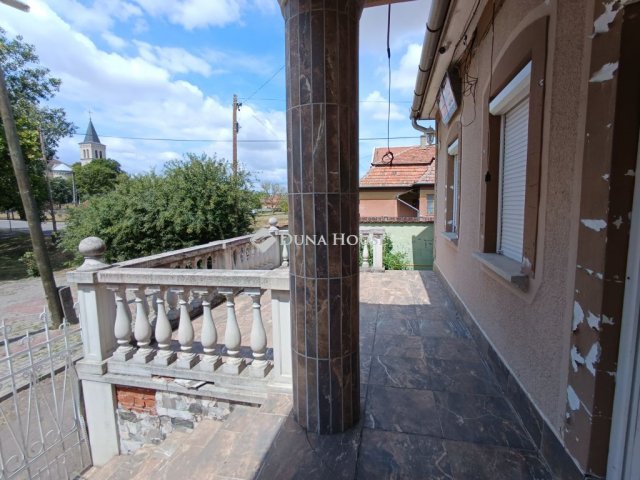 Eladó családi ház, Újszászon 120 M Ft, 7 szobás