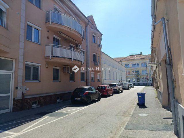 Eladó téglalakás, Debrecenben 78 M Ft, 3 szobás