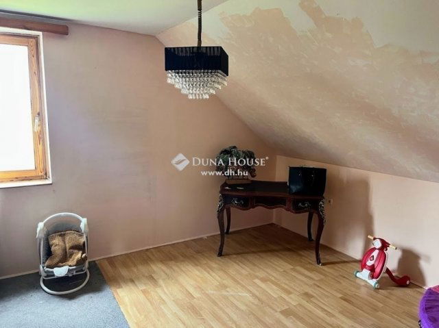 Eladó családi ház, Pécsett 65 M Ft, 6 szobás