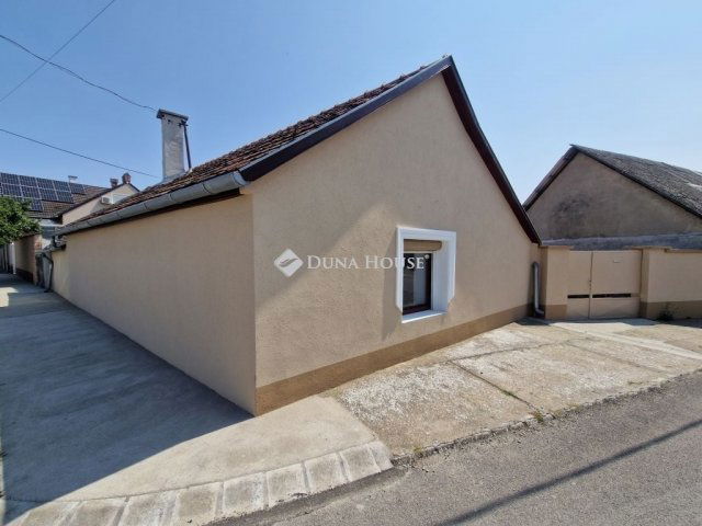 Eladó családi ház, Baján 23.5 M Ft, 4 szobás