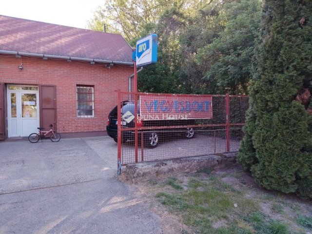 Eladó üzlethelyiség, Sárbogárdon, József Attila utcában