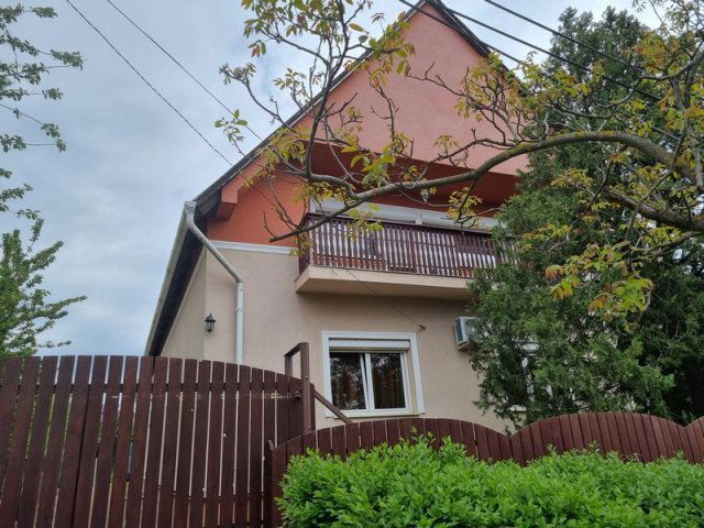 Eladó családi ház, Érden 179.9 M Ft, 8 szobás