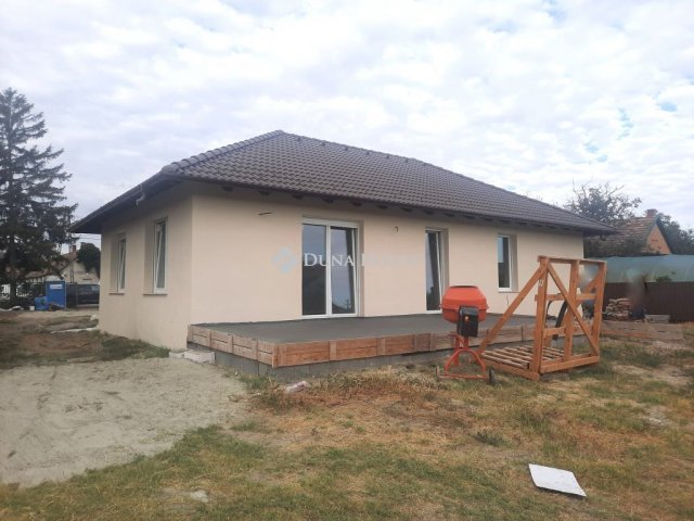 Eladó ikerház, Dabason 109.9 M Ft, 4 szobás
