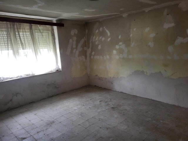 Eladó családi ház, Lesenceistvándon 15.5 M Ft, 1 szobás