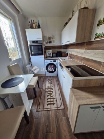 Eladó panellakás, Pécsett 59.9 M Ft, 3 szobás