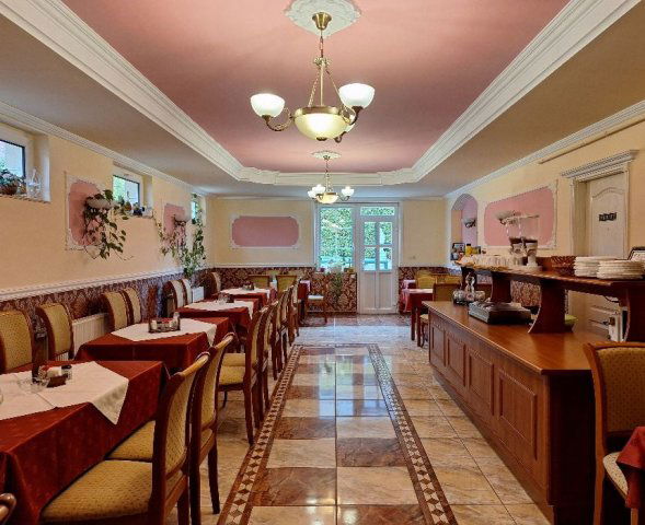 Eladó családi ház, Hévízen 525 M Ft, 19 szobás