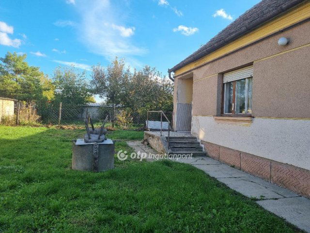 Eladó családi ház, Devecseren 21.9 M Ft, 2 szobás