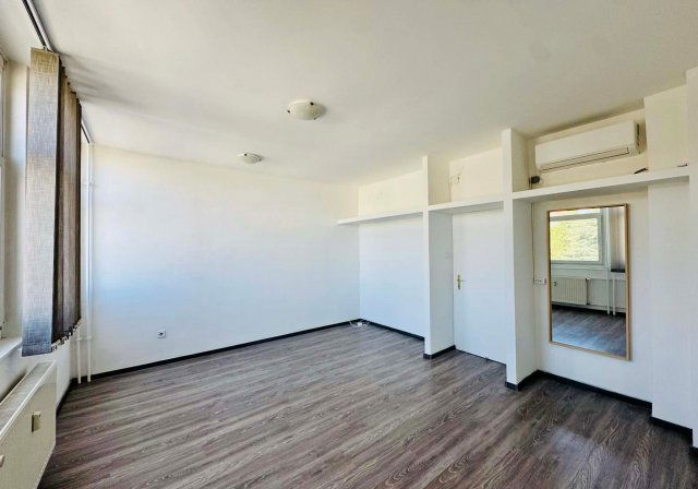 Kiadó iroda, Veszprémben, Kossuth Lajos utcában 80 E Ft / hó